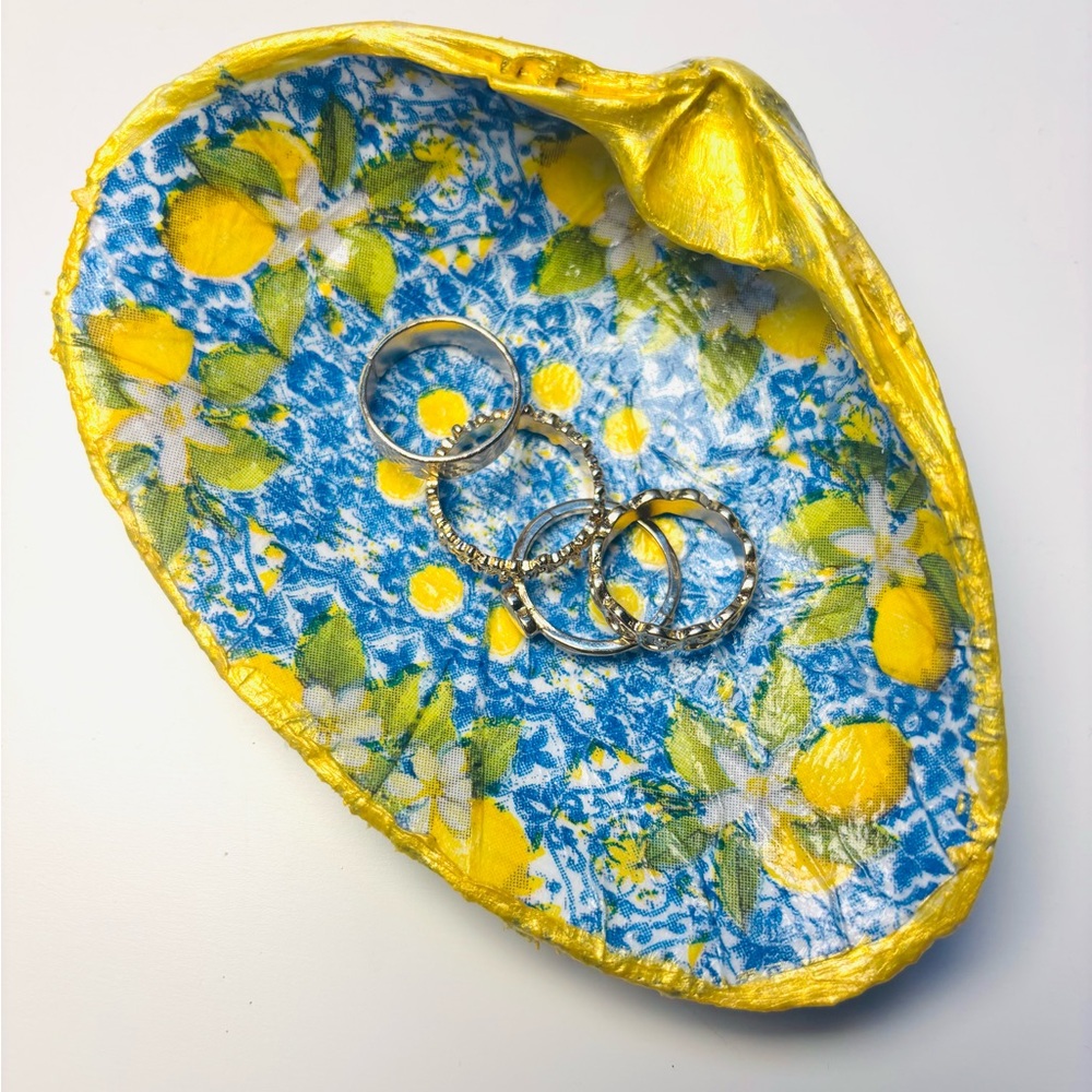 Handcrafted clam shell ring dish with Grecian lemon decoupage design - Picture 5 of 5